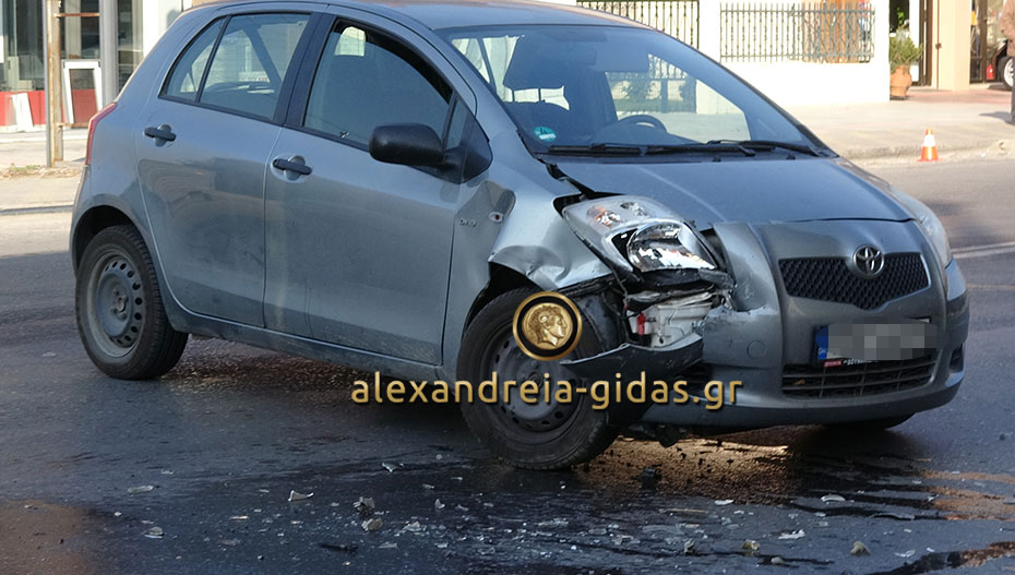 Πριν λίγο: Τροχαίο στην Αλεξάνδρεια – συγκρούστηκαν δύο αυτοκίνητα (φώτο-βίντεο)