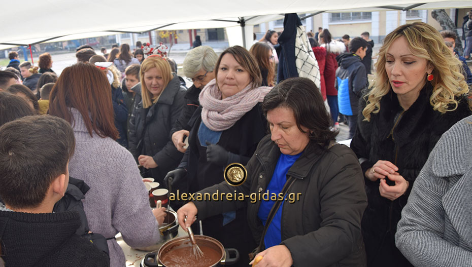 Κέρασε ζεστή σοκολάτα ο νεοσύστατος σύλλογος γονέων και κηδεμόνων του 1ου Γυμνασίου Αλεξάνδρειας (φώτο)