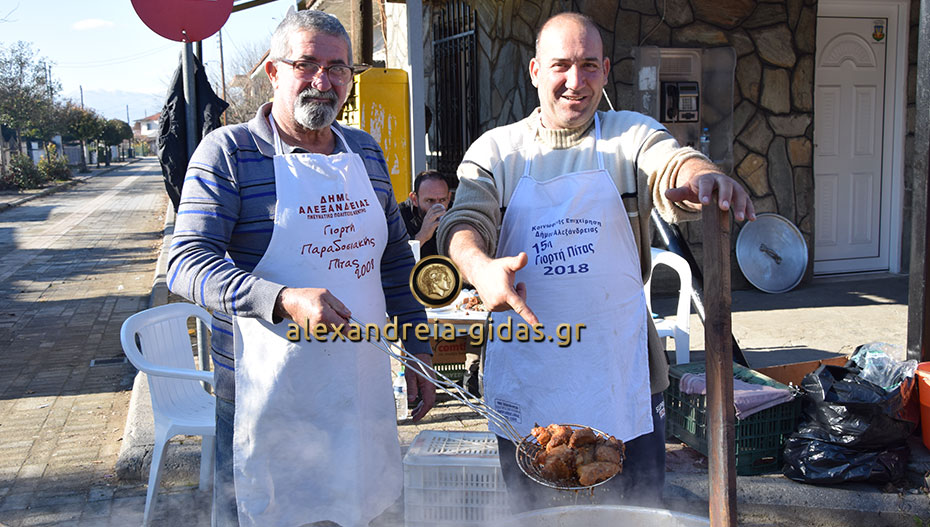 “Πήραν φωτιά” τα καζάνια, οι χοροί και οι… χειραψίες στη Γουρουνοχαρά του Λουτρού! (φώτο-βίντεο)