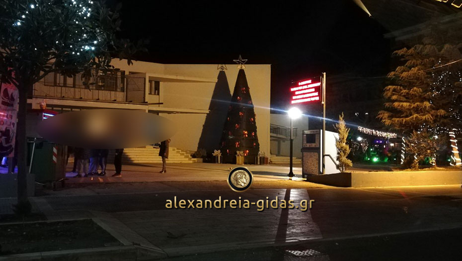 Αναγνώστης: Το δέντρο στην Αλεξάνδρεια πότε θα το ανάψουν, το Πάσχα;