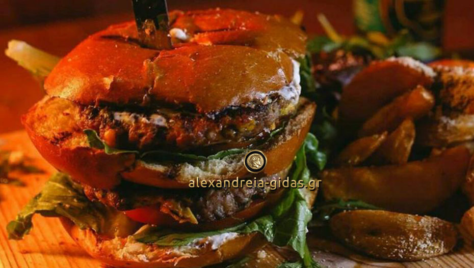 Δοκιμάστε Double Burger στη σημερινή βραδιά του OLIVE στον πεζόδρομο