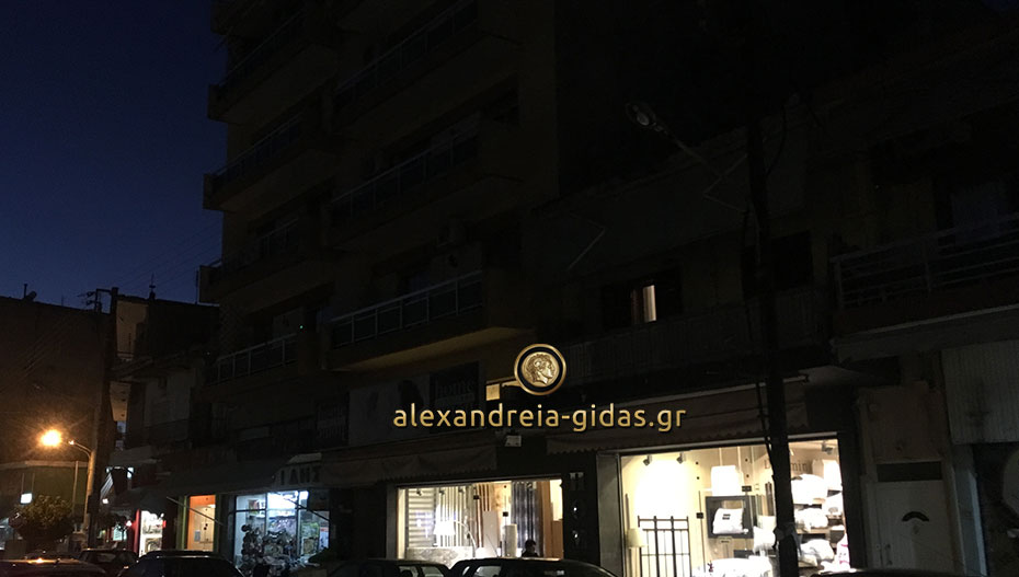Ο δήμαρχος μιλούσε για οικονομικες δυσκολίες αλλά τα φώτα καίνε στις 11 το πρωί!