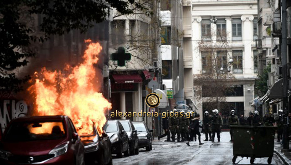 Έκαψαν το αυτοκίνητο του δημάρχου Νάουσας στο συλλαλητήριο στην Αθήνα (φώτο)