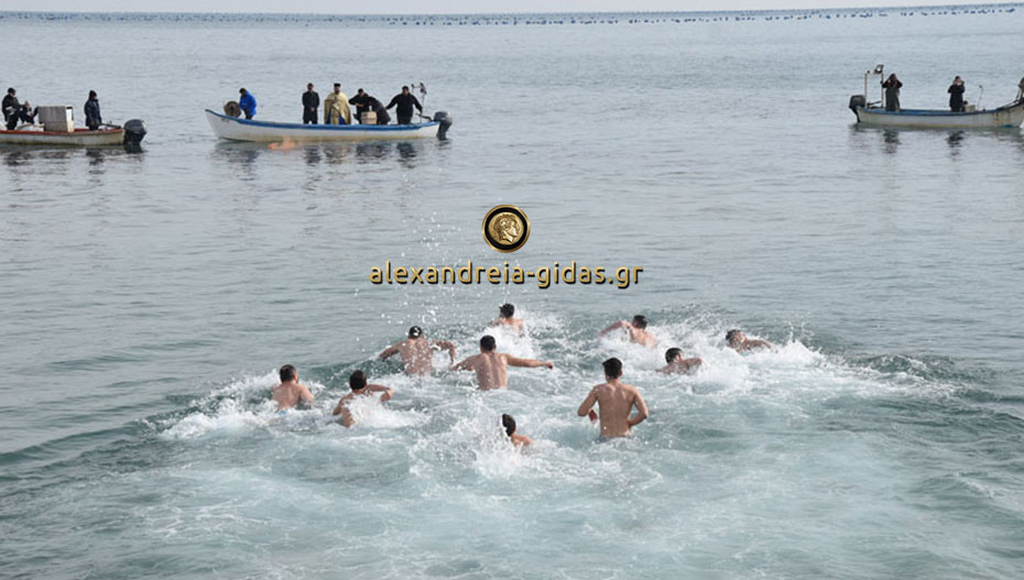 Βούτηξαν και φέτος στην παγωμένη θάλασσα του Μακρύγιαλου για τον Τίμιο Σταυρό (φώτο)