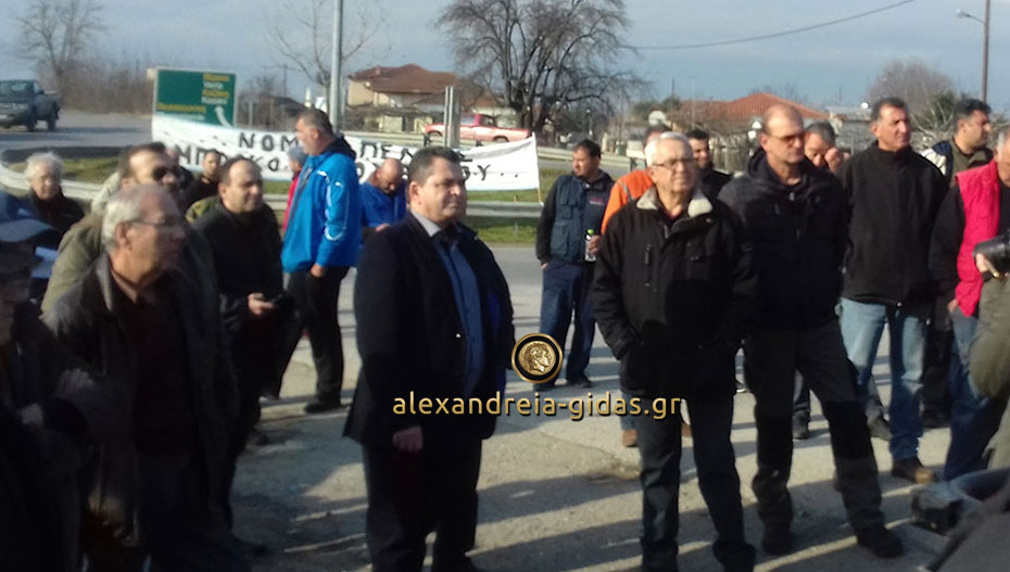 Κοντά στους αγρότες ο αντιπεριφερειάρχης – τι δήλωσε από το μπλόκο της Κουλούρας (φώτο)