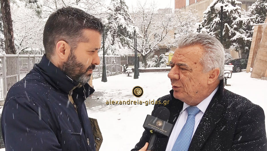 Ο δήμαρχος Αλεξάνδρειας απαντάει για το χιόνι, τις ενέργειες του δήμου και τα σχολεία (βίντεο)
