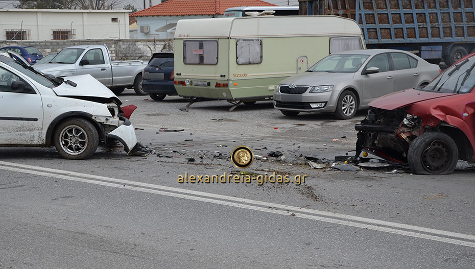 ΤΩΡΑ: Τροχαίο μπροστά στο γήπεδο Αλεξάνδρειας (φώτο-βίντεο)