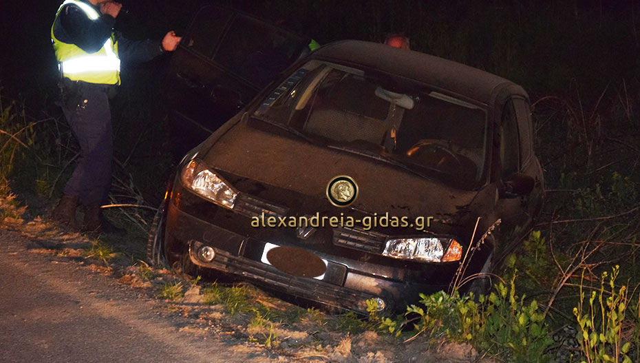 Δεύτερο τροχαίο στον δήμο Αλεξάνδρειας – αυτοκίνητο σε κανάλι στον Σχοινά (εικόνες-βίντεο)