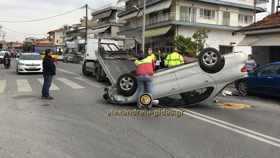 Αυτοκίνητο “πέταξε” και προσγειώθηκε με την οροφή στη Βέροια (εικόνες)