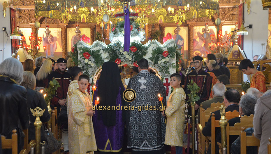 Η περιφορά του Επιτάφιου στον Άγιο Αλέξανδρο της πόλης μας (εικόνες-βίντεο)