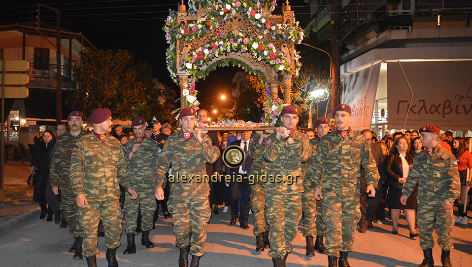 Με πολύ κόσμο η περιφορά του Επιτάφιου της Παναγίας Αλεξάνδρειας (εικόνες-βίντεο)