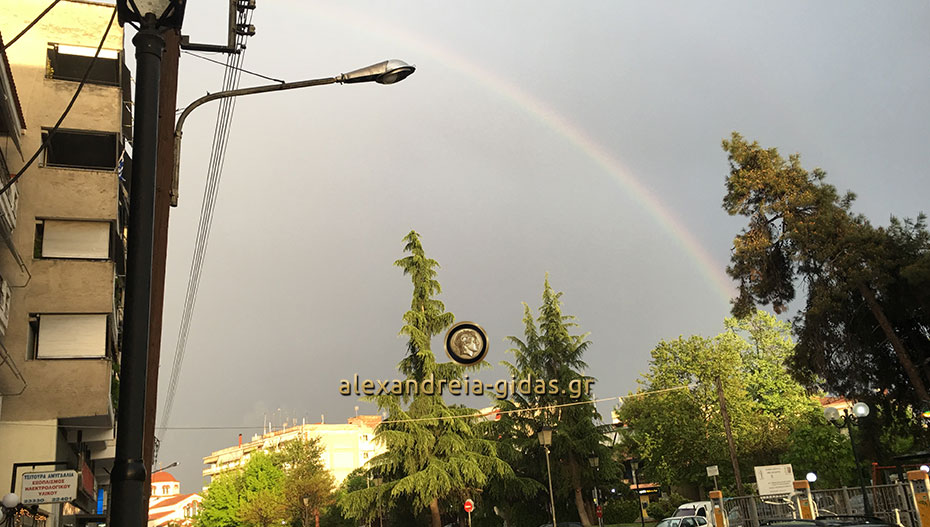 Ένα πανέμορφο ουράνιο τόξο πάνω από την Αλεξάνδρεια (εικόνες)