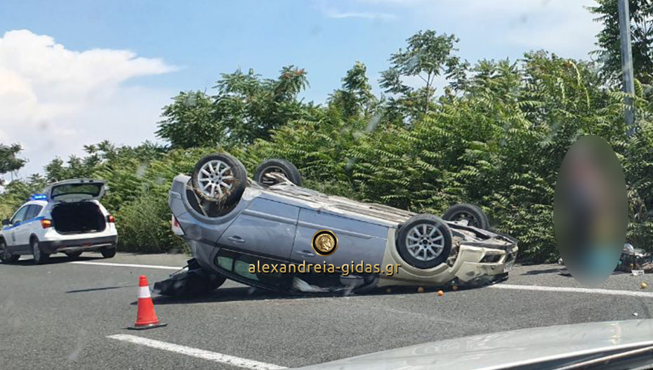 Τροχαίο το μεσημέρι στην Εγνατία έξω από το Νησέλι – αυτοκίνητο προσέκρουσε στις μπάρες (εικόνες)
