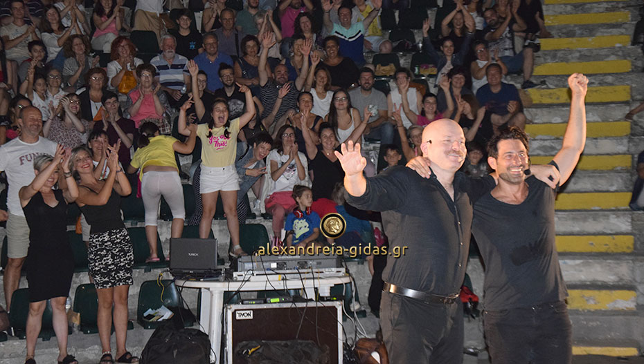Ήταν υπέροχοι! Ελευθερίου και Κρόμπας χάρισαν άφθονο γέλιο στο Αμφιθέατρο! (εικόνες-βίντεο)