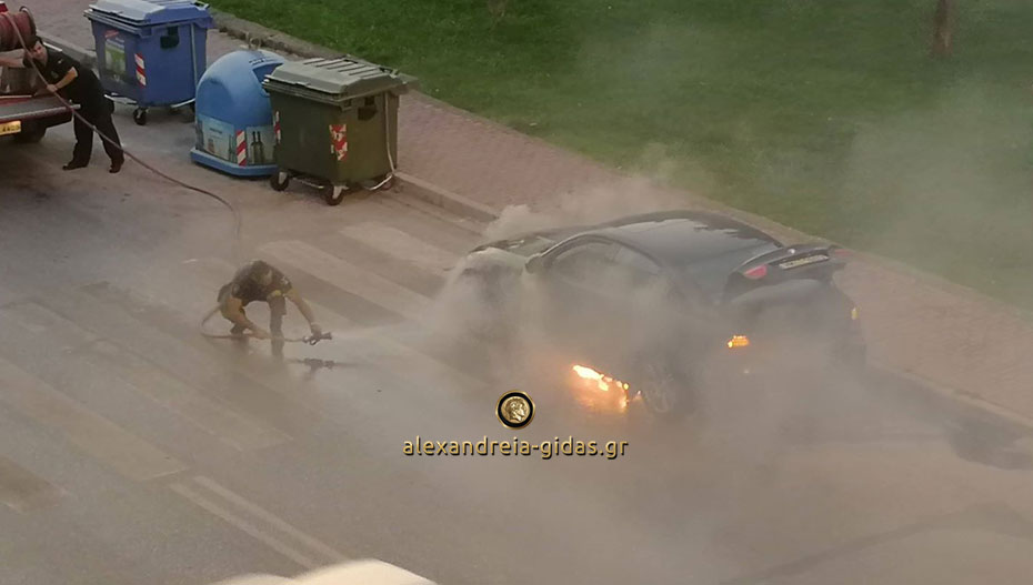 Αυτοκίνητο τυλίχθηκε στις φλόγες σε κεντρικό σημείο της Βέροιας (εικόνες-βίντεο)