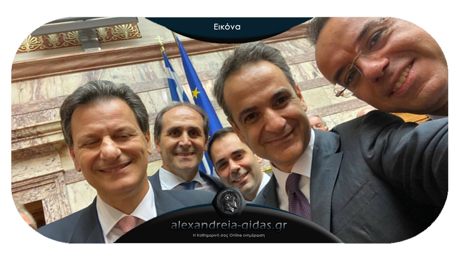 Στη selfie του Κυριάκου μετά τον προϋπολογισμό ο Απόστολος Βεσυρόπουλος