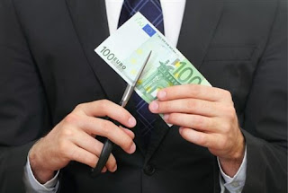 Δώρα τέλος – Μείωση 1.000 ευρώ το χρόνο στο δημόσιο