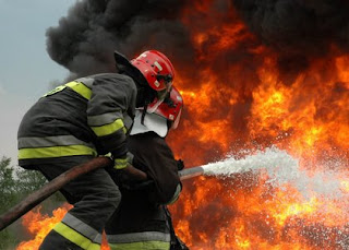 Συμβαίνει τώρα: Πήρε φωτιά οικία στην Κυψέλη