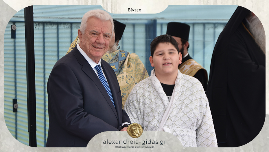 Τι δώρα έκανε ο Παναγιώτης Γκυρίνης σε όσους βούτηξαν για να πιάσουν τον Τίμιο Σταυρό στην Αλεξάνδρεια