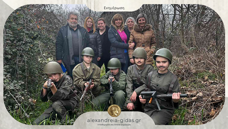 Μαθητές και γονείς του 7ου Δημοτικού Σχολείου Αλεξάνδρειας ευχαριστούν τον Διευθυντή τους